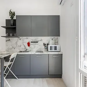Apartament Bright 600mt From Viale Zara!, Mediolan